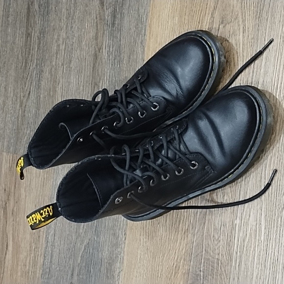 Black Dr.Marten boots - Picture 1 of 2